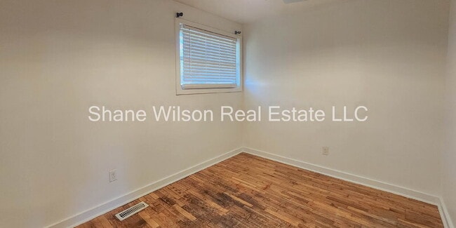 Building Photo - 1202 Greenwood Rd