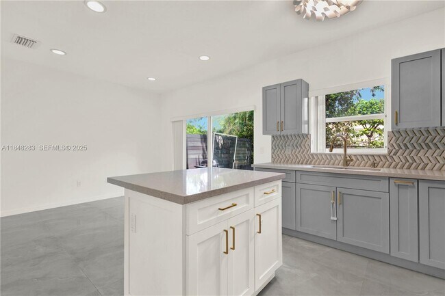 Building Photo - 1637 SE 30th St