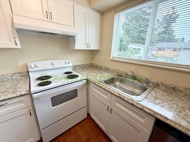 Building Photo - Wonderful 3-bedroom 2 Bath House in SE Portland!