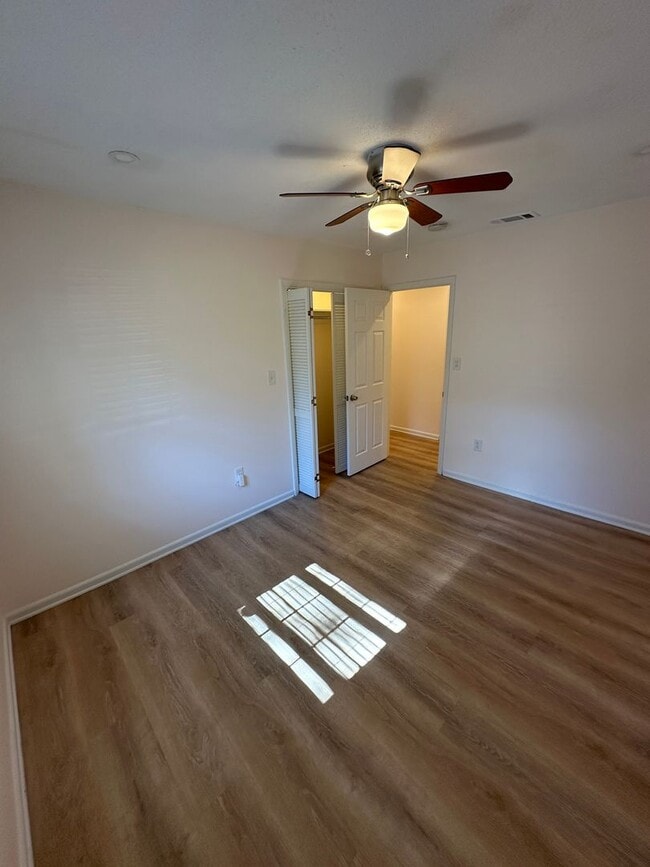 Building Photo - 3 BED | 2 BATH | TWO CAR GARAGE | LARGE FRONT AND BACK YARDS | AVAILABLE NOW