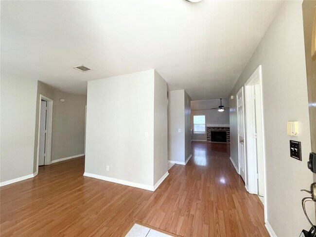Building Photo - 209 N Kings Canyon Dr
