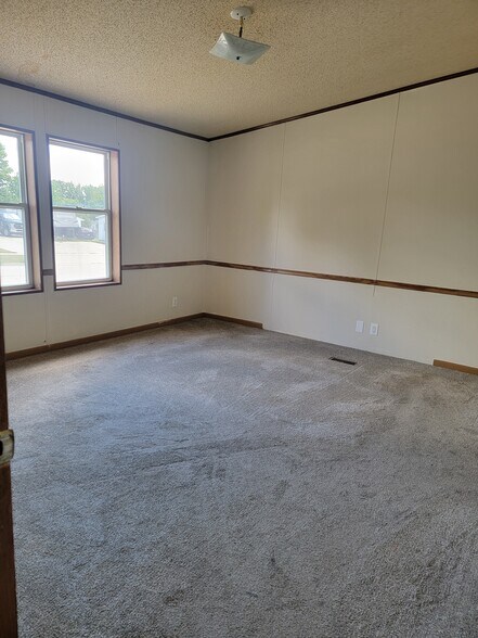Main BR - 235 16th Ave NW