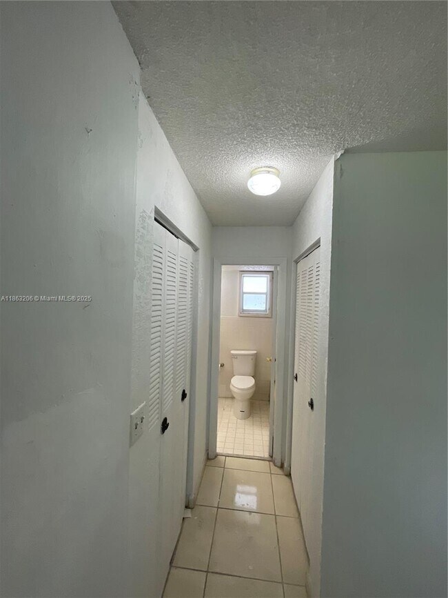 Building Photo - 447 NE 195th St