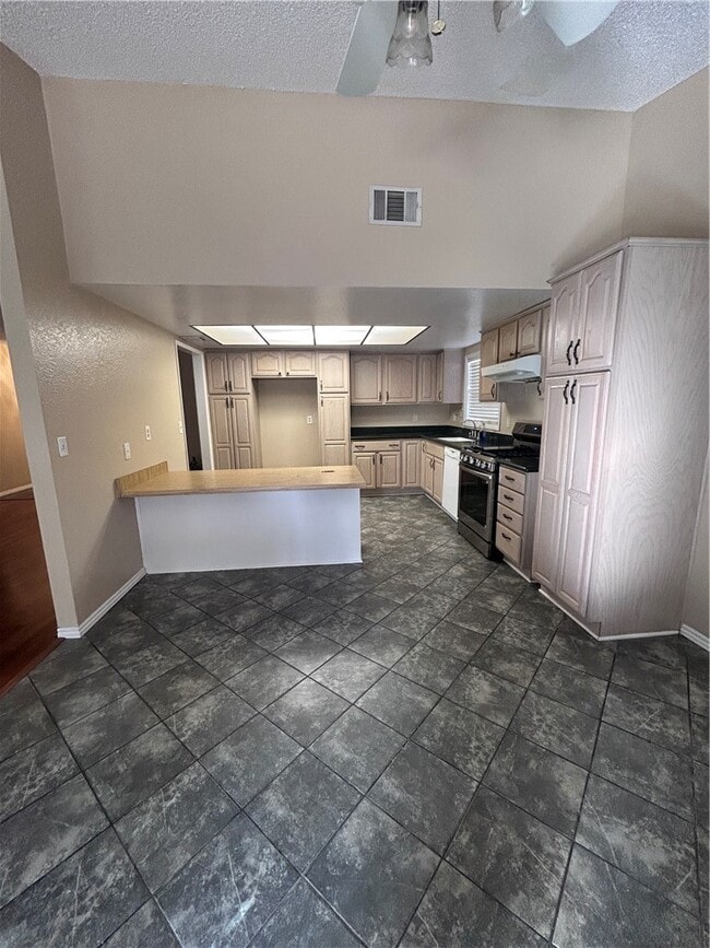 Building Photo - 1053 N Wisteria Ave