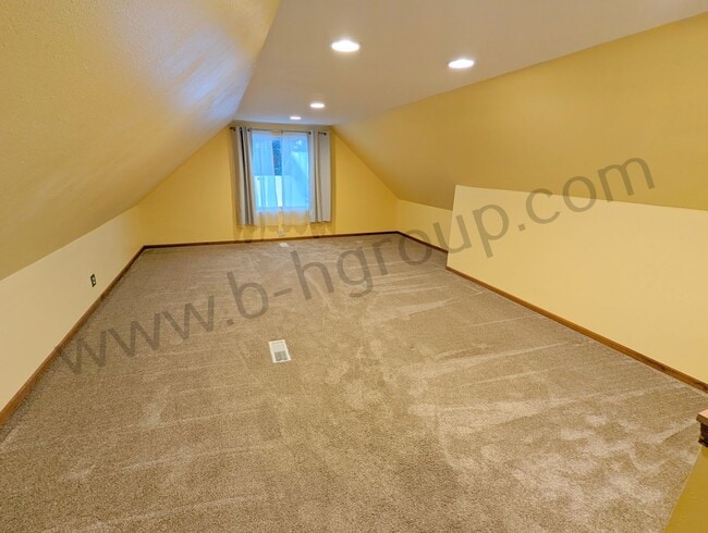Building Photo - Amazing Location!
