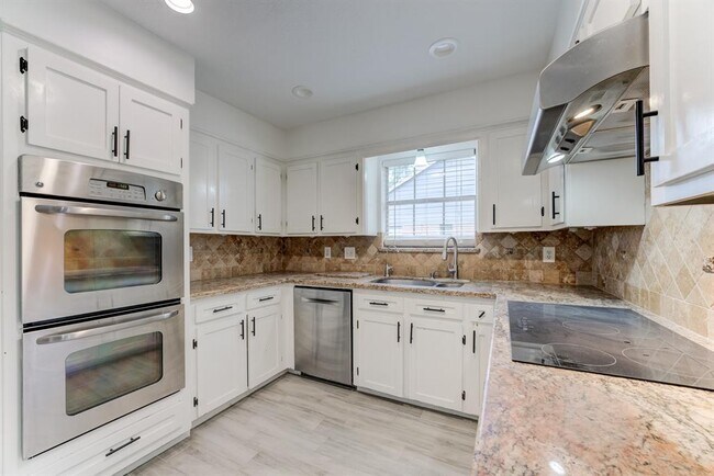 Building Photo - 560 Landfall Ln