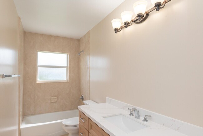 Building Photo - 374 Linda Ln