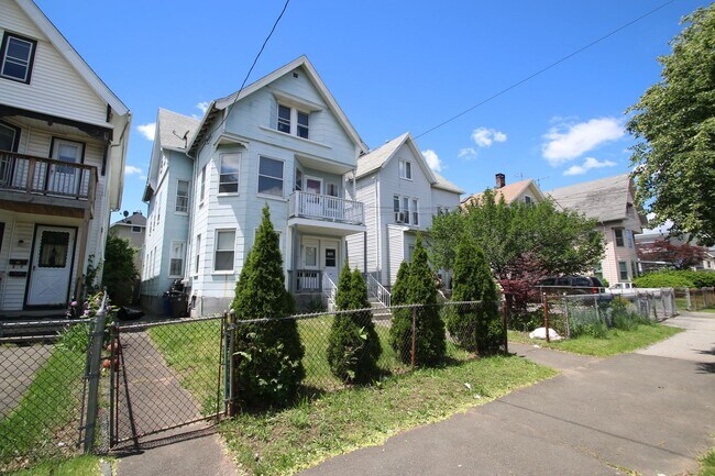 Building Photo - 198 Blatchley Ave