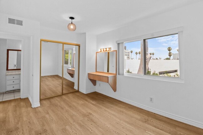 Building Photo - 4610 Densmore Ave