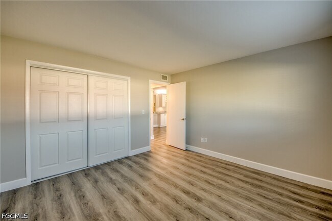 Building Photo - 2526 SE 16th Pl