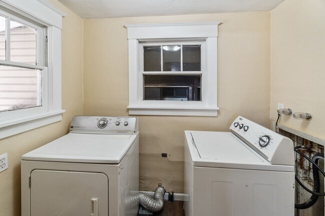 Building Photo - Single Family Home on Spokanes North Side!!