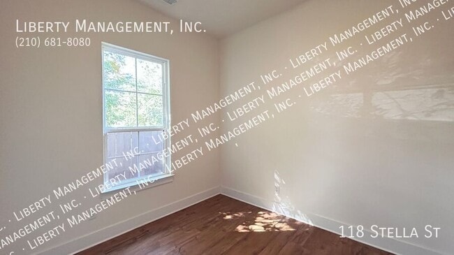 Building Photo - 118 Stella St