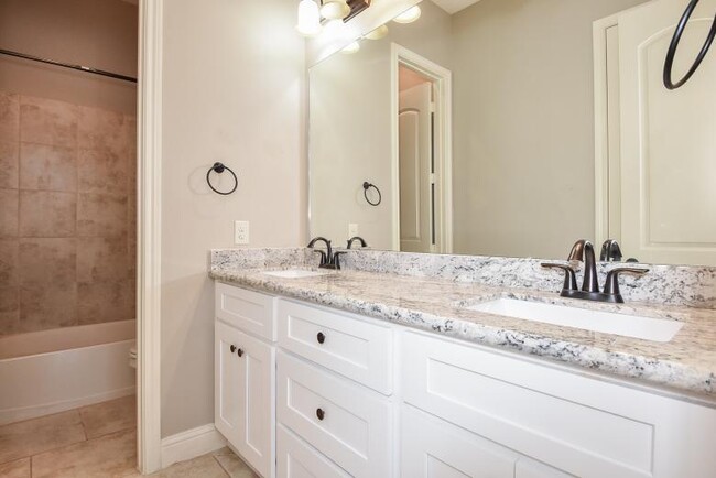 Building Photo - 6615 Rising Hills Ln