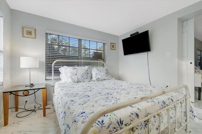 Building Photo - 4213 E Yukon St