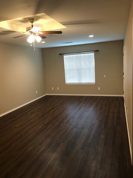 Building Photo - 4262 Castlegate Dr