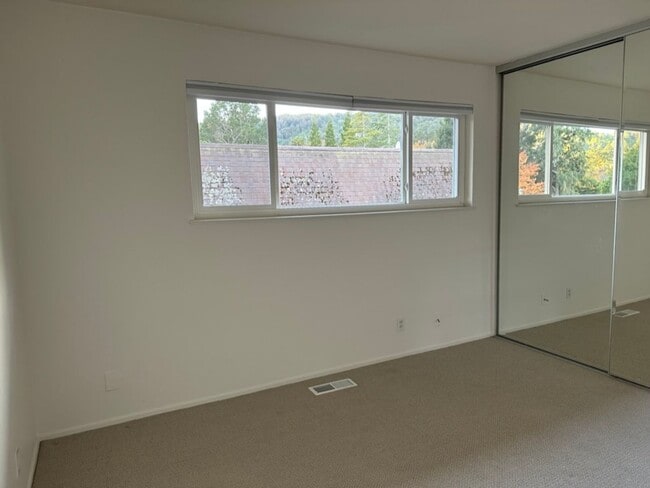 Building Photo - EPIC REA: 2 BR/1 BA Townhome w/ 1 Parking in Great Corte Madera