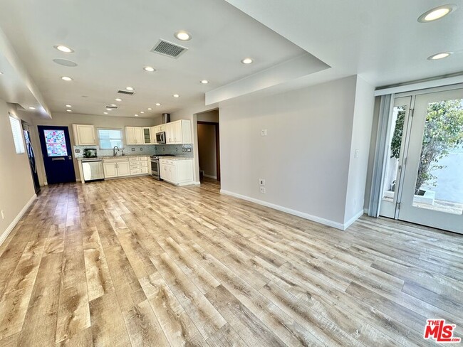 Building Photo - 15 Quarterdeck St