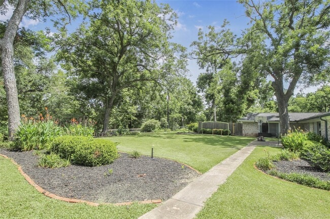 Building Photo - 536 Oak Dr