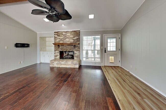 Building Photo - 1605 Brighton Dr