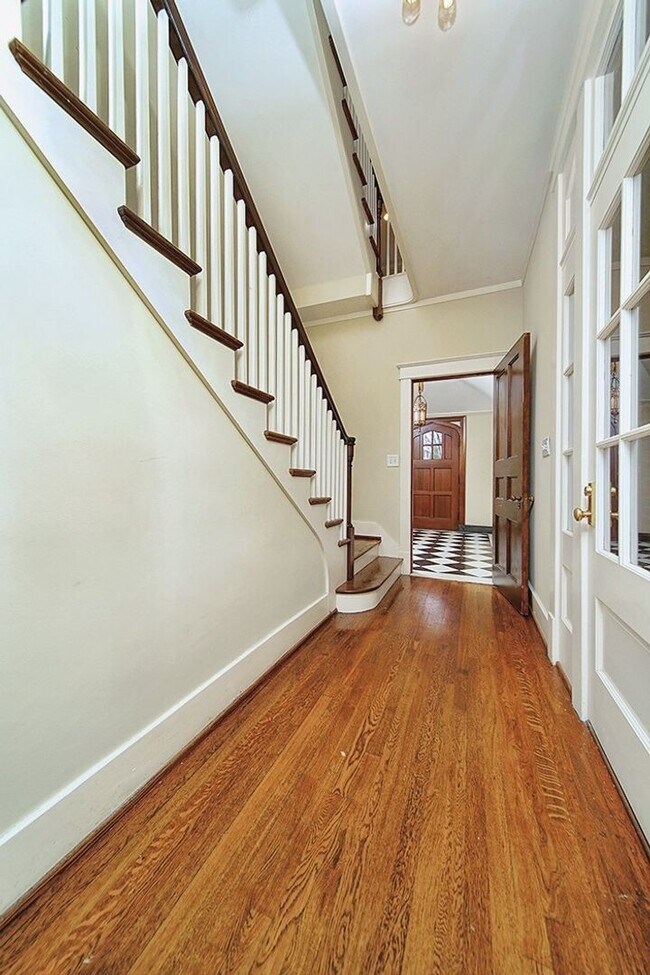Building Photo - Stunning Tudor-style 4BR/3.5BA home in a prime, unbeatable location!