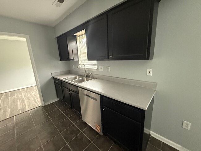 Building Photo - 4826 Golfview Dr NE