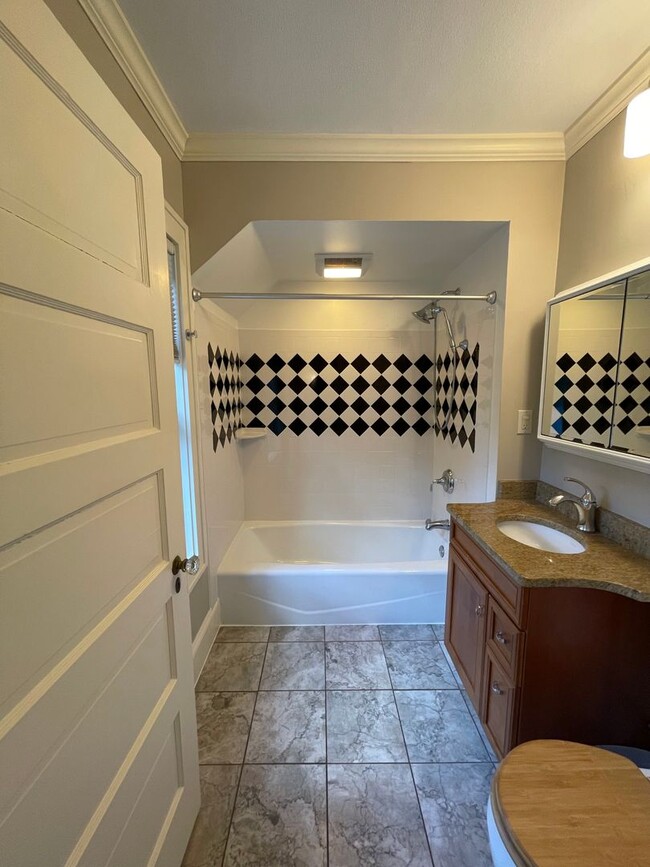 Building Photo - AVAILABLE JUNE - Beautiful 2 Bed 1 Bath Woodland Home