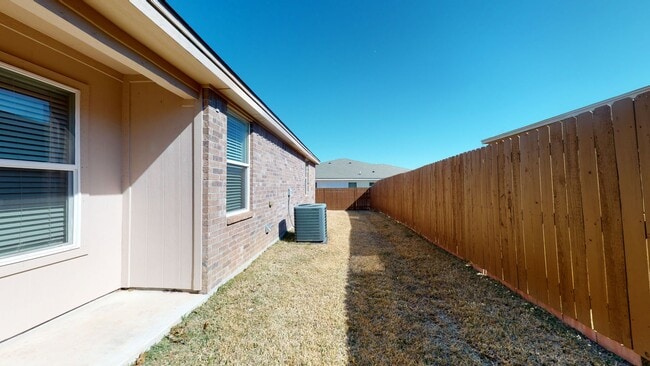 Building Photo - 2 WEEKS FREE!!!!  NOW ONLY $1395 NO CARPET DUPLEX IN HARKER HEIGHTS!!!!