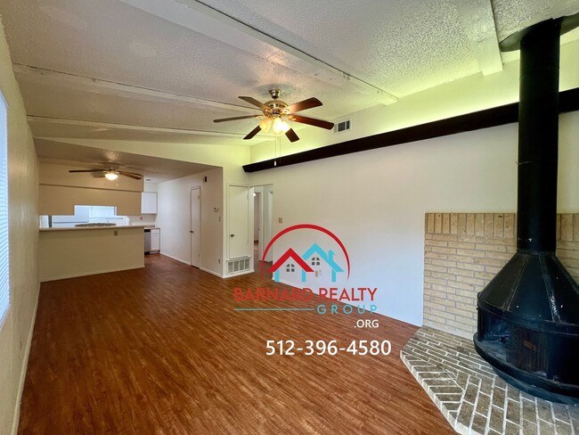Building Photo - Available Now: 2 bed/1 bath Duplex With Hu...