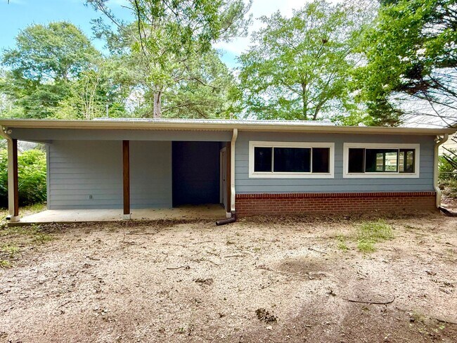 Building Photo - Beautifully Remodeled 3 Bedroom Home Just Minutes from Auburn University!