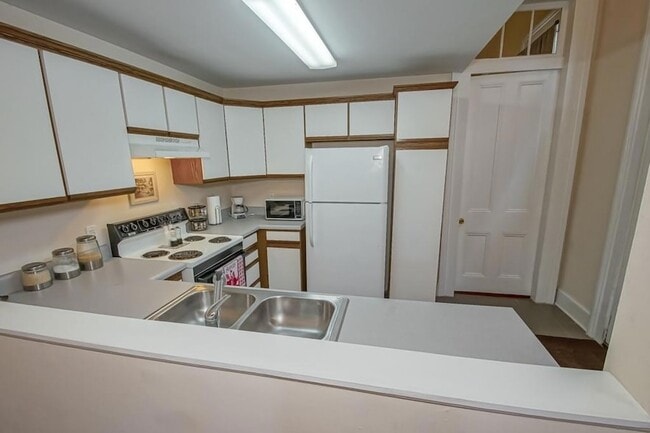 Building Photo - 1446 St Mary St