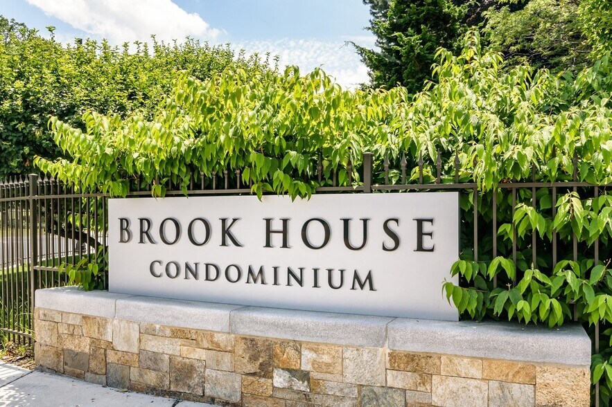 Welcome Sign - Brook House - 44 Washington St