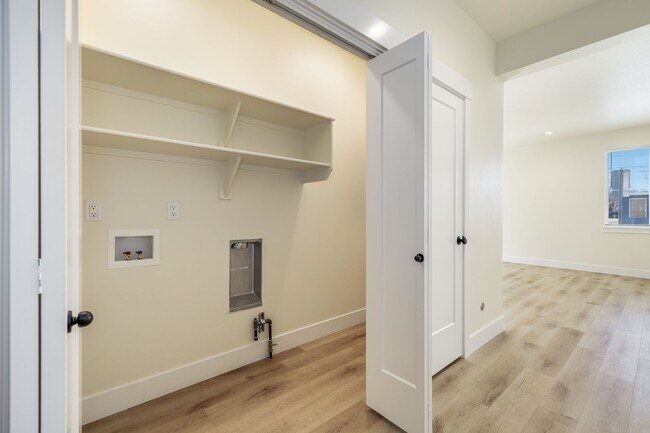 Building Photo - Nearly Brand Bew 3+2 apartment with parking!