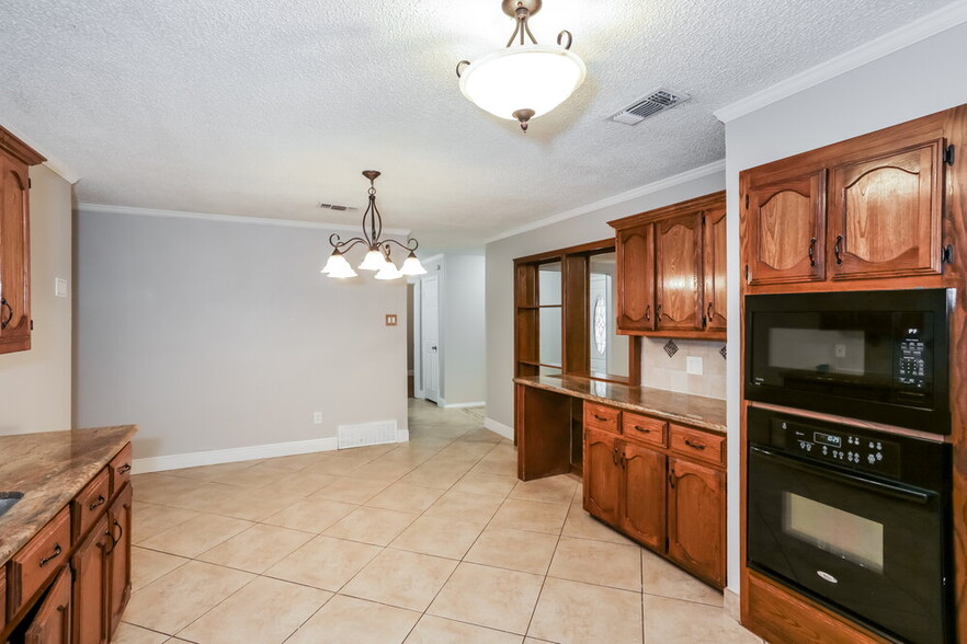 Building Photo - 7212 Elderberry Ln