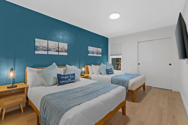 Building Photo - 909 E Camelback Rd