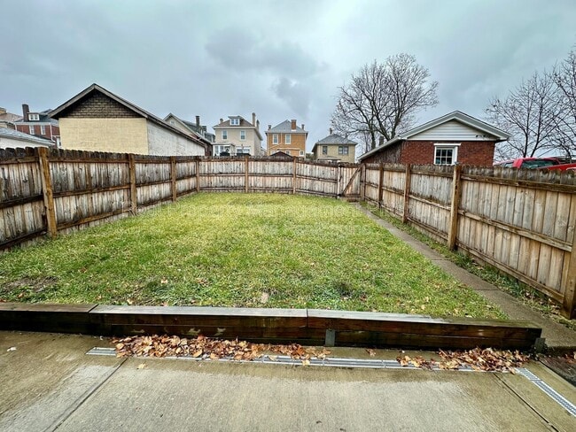 Building Photo - 1112 Kelton Ave