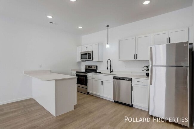 Building Photo - 620 Parkview Dr