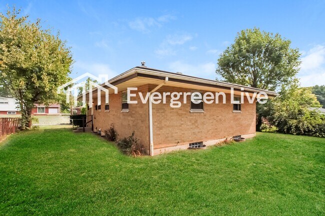 Building Photo - 651 Fairborn Rd