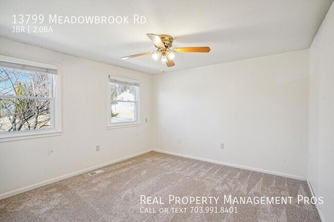 Building Photo - 3 Bed Single Family Home w/ Fenced in Back...
