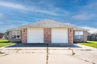 Building Photo - 401 E Southern Trace Dr