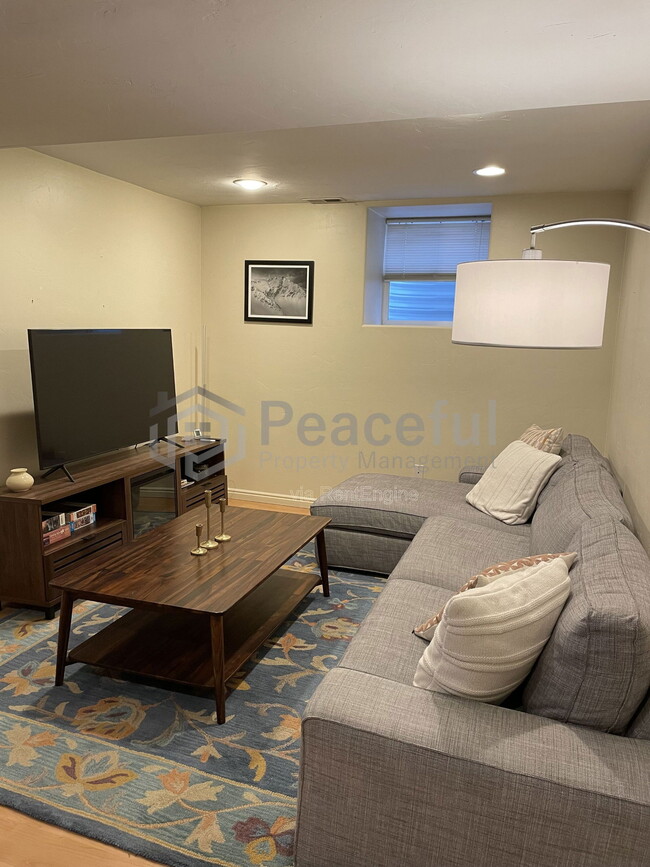 Building Photo - 322 E 6th Ave