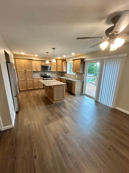Sliding Door To extra large deck - 556 Becker St