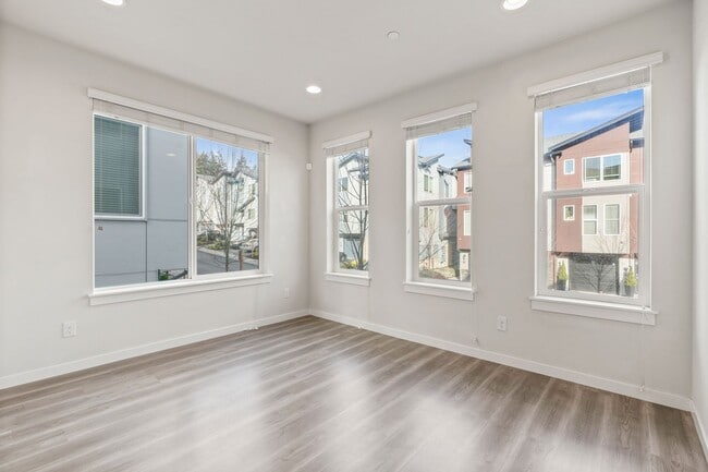 Building Photo - Newer 4 bed, 3.5 bath Townhome In Lynnwood $3400/mo.