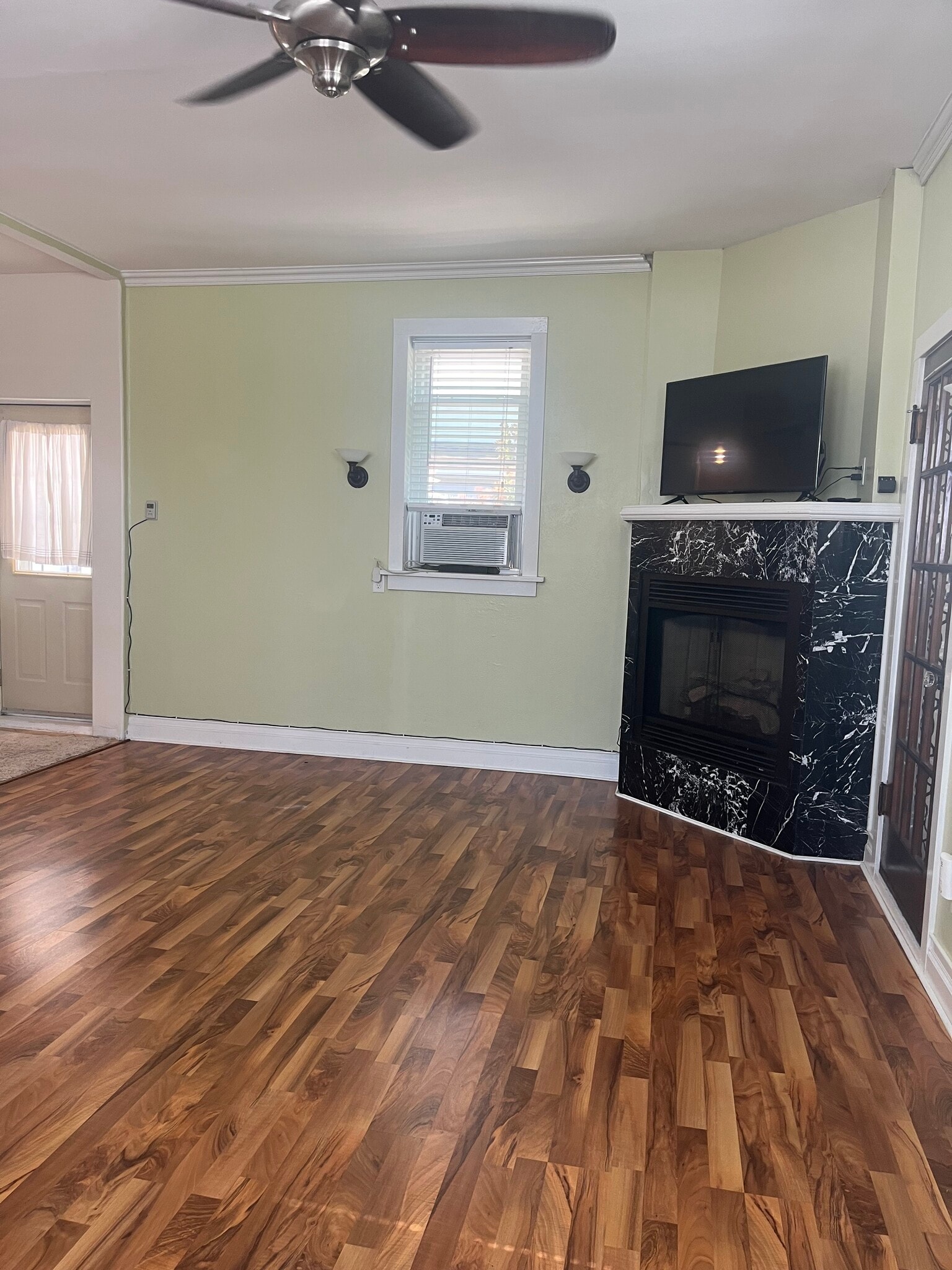 Building Photo - 211 King St