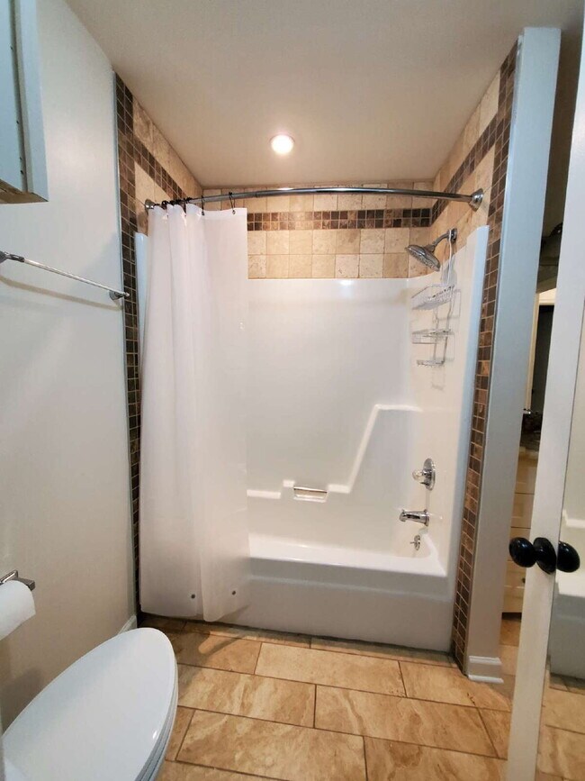 Building Photo - "Charming 2-Bed Townhouse Retreat with Modern Comforts in Hendersonville!"