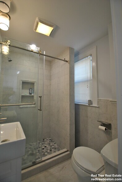 Building Photo - 19 Larose Plz