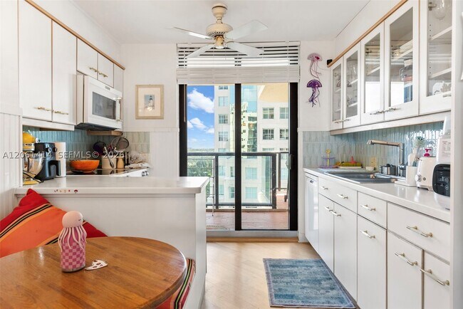 Building Photo - 2575 S Bayshore Dr