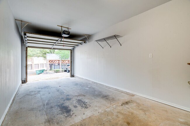 Building Photo - 1 Bedroom, 1 Bath Available Now!