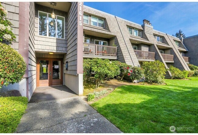 Building Photo - 3 Bed 2 Bathroom Edmonds Condo!