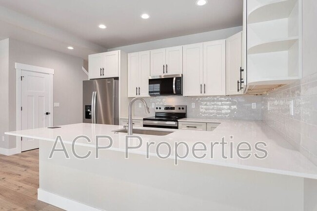 Building Photo - 2205 DeJong Dr