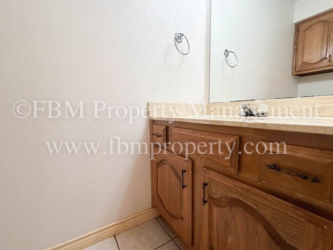 Building Photo - 103 Oak Creek Ct